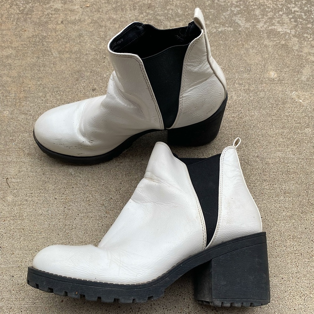 Donated


Chinese laundry booties (the black scuff wipes off with a wet cloth)